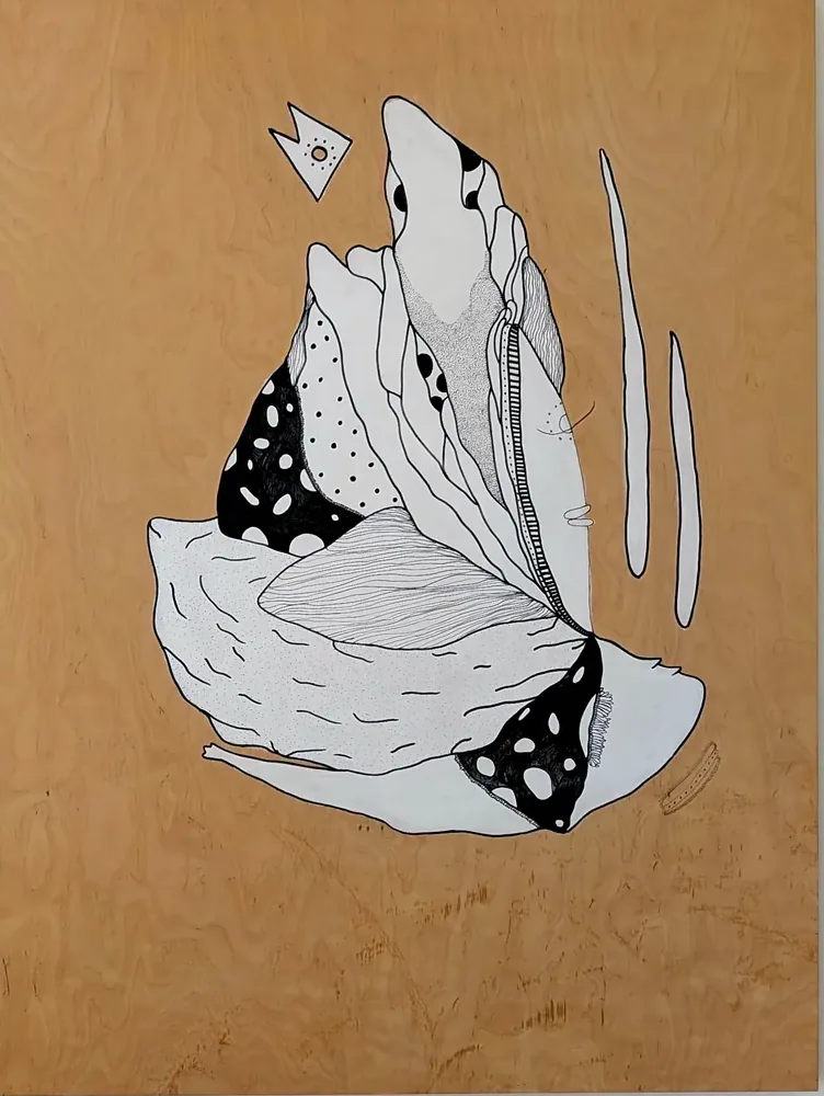 Tableau sur contreplaqué : forme repliée aux ailes finement hachurées, ponctuée d'aplats noirs semés de pois blancs, surmontée d'un fanion à l'œil, encre noire sur le bois nu