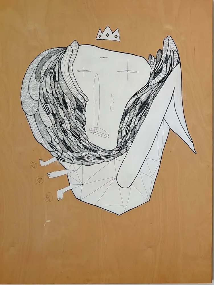 Tableau sur contreplaqué : figure couronnée dont le visage est enveloppé d'un plumage dense de plumes hachurées, corps en facettes et petites mains, encre noire sur le bois nu