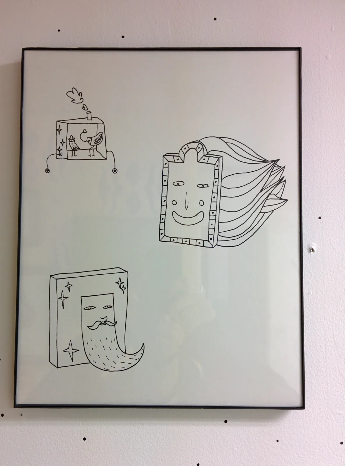 Cadre réunissant trois motifs au trait : une boîte à roulettes habitée d'un oiseau, un visage à la longue chevelure flottante, un visage barbu entouré d'étoiles