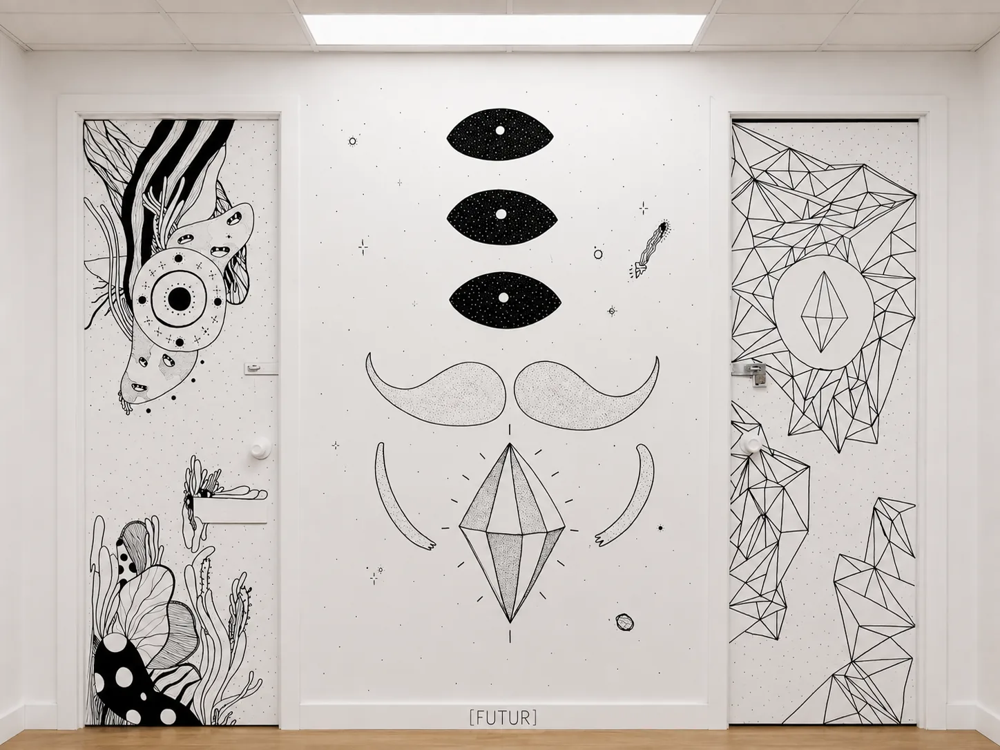 Deux portes blanches couvertes de dessins noirs autour d'une figure centrale aux trois yeux et d'un cristal géométrique