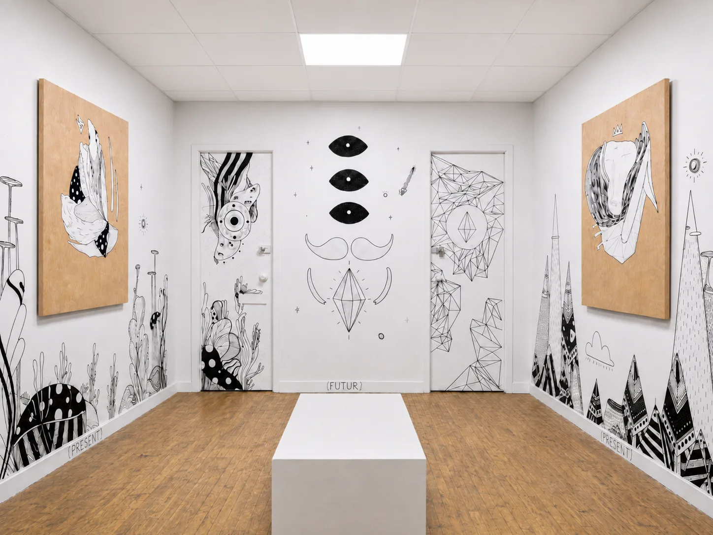 Vue reconstituée de l'installation KARMA : salle couverte de dessins noirs, banc central, deux panneaux de bois et deux portes peintes
